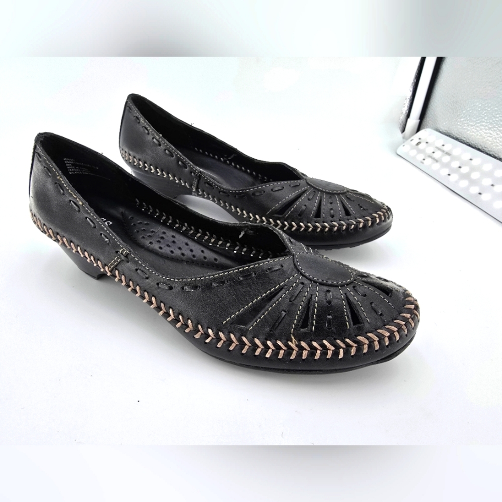 Bass Black and Tan Leather Flats